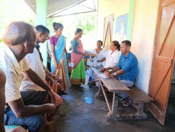 বন্যাদুর্গতদের মধ্যে স্বাস্থ্য দফতরের পরিষেবা প্রদানের মুহূর্ত (২)