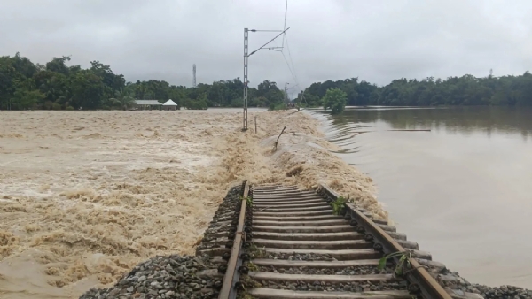 রেললাইনের ওপর দিয়ে প্রবাহিত বন্যার জল