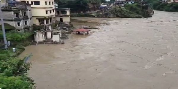 চারধাম যাত্রা সাময়িক স্থগিত, টানা বৃষ্টিতে বেহাল রুদ্রপ্রয়াগ
