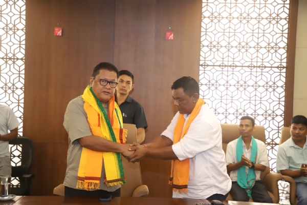 মন্ত্রী ডা. রণোজ পেগুর সঙ্গে সাক্ষাৎ ডিমাসা পিপলস কাউন্সিলের প্রতিনিধি দলের