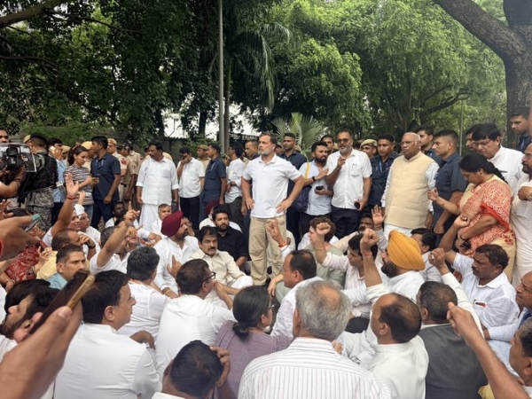 প্রধানমন্ত্রীর বাসভবনের বাইরে কংগ্রেসের অবস্থান, মোদী ও শাহের পদত্যাগ দাবি খাড়গে-র