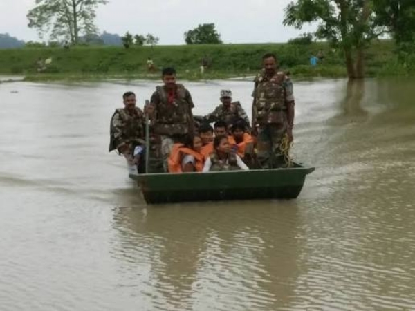 বন্যাদুৰ্গত মানুষকে উদ্ধার ভারতীয় সেনা, এনডিআরএফ, এসডিআরএফ, এসএসবির