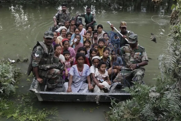বন্যাদুৰ্গত মানুষকে উদ্ধার ভারতীয় সেনার