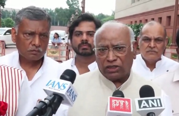 ‘গণতন্ত্রে বিতর্কের সুযোগ না থাকলে আমরা কোথায় যাব?’— সংসদে মাইক বন্ধের অভিযোগ খাড়গের