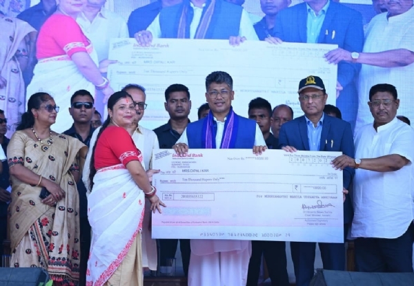 জনৈক সুবিধাভোগিণীর হাতে ১০ হাজার টাকার চেক তুলে দিচ্ছেন মন্ত্রী পীযূষ হাজরিকা জনৈক সুবিধাভোগিণীর হাতে ১০ হাজার টাকার চেক তুলে দিচ্ছেন মন্ত্রী পীযূষ হাজরিকা