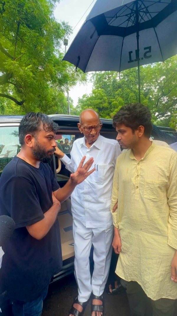 জন্তর মন্তরে আন্দোলনরত পড়ুয়াদের সঙ্গে দেখা শরদ পওয়ার ও সঞ্জয় রাউতের