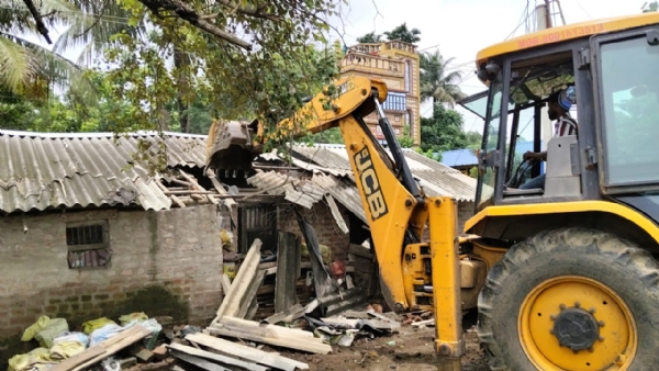 কামারপুকুর এ বুলডোজার