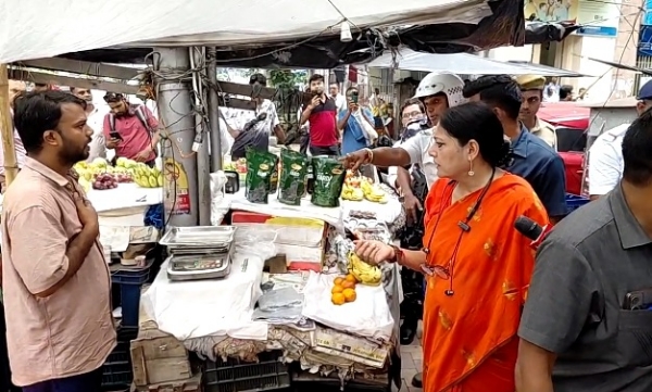 পার্ক স্ট্রিটে রাস্তা জুড়ে দোকানদারি নিয়ে সতর্ক করলেন পুরমন্ত্রী