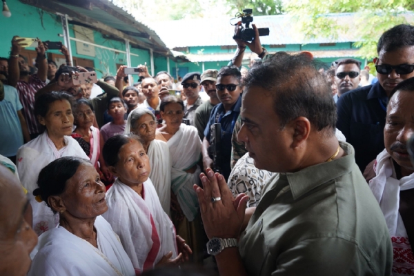 ত্রাণ শিবিরে মুখ্যমন্ত্ৰী হিমন্তবিশ্ব শৰ্মা (ছবি ২)