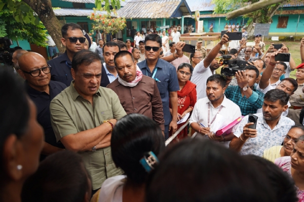 ত্রাণ শিবিরে মুখ্যমন্ত্ৰী হিমন্তবিশ্ব শৰ্মা (ছবি ৪)