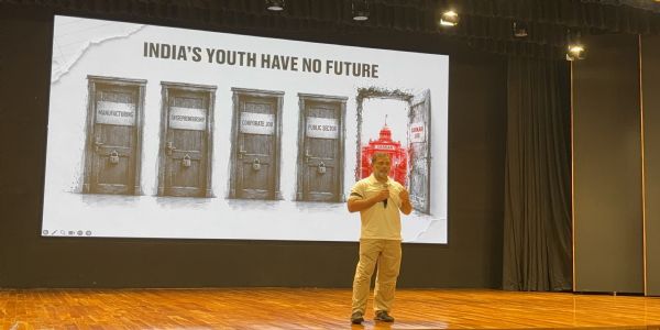 শিক্ষামন্ত্রীর পদত্যাগ, পড়ুয়াদের উপর পুলিশি অভিযানে ব্যবস্থা ও প্রধানমন্ত্রীর ক্ষমা চাওয়ার দাবি রাহুলের