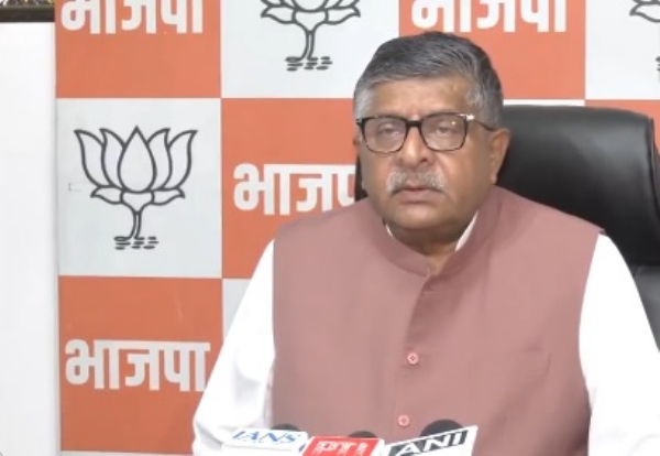 লোককল্যাণ মার্গে ধর্নার প্রেক্ষিতে রাহুলকে তোপ রবিশঙ্করের