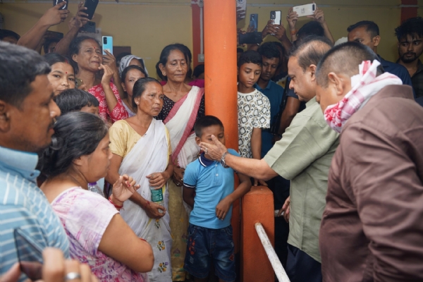 চড়াইদেওয়ের ত্রাণ শিবিরে মুখ্যমন্ত্ৰী হিমন্তবিশ্ব শৰ্মা (ছবি ১)