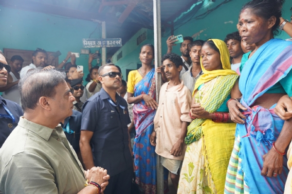 ত্রাণ শিবিরে মুখ্যমন্ত্ৰী হিমন্তবিশ্ব শৰ্মা (ছবি ৩)