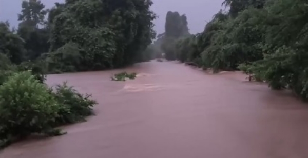 গুজরাটের নভসারিতে বন্যা পরিস্থিতি, ভারী বৃষ্টি তাপিতেও