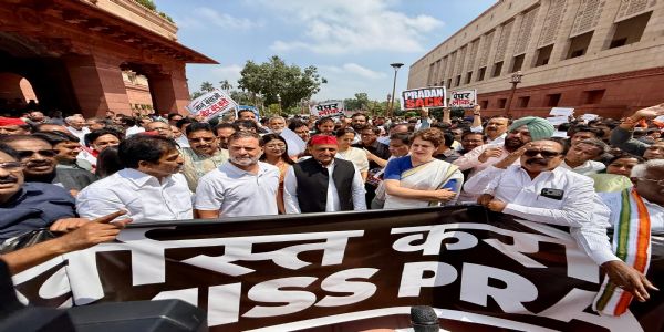 ‘সরকারের দায়বদ্ধতা কি শুধু অ্যাকাউন্ট ভরাট করা?’, সংসদে প্রশ্ন অখিলেশের