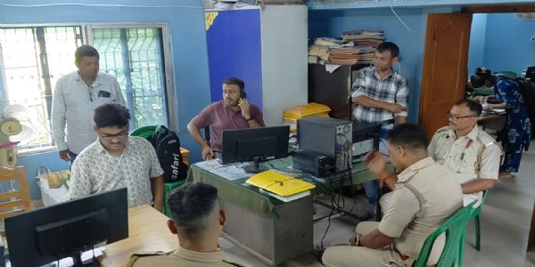 দেগঙ্গার ১৩ গ্রাম পঞ্চায়েতে পুলিশের তল্লাশি, বাজেয়াপ্ত করা হচ্ছে জন্ম ও মৃত্যু নথির রেজিস্টার