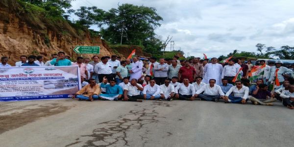 রাস্তাঘাট, শিক্ষা ও স্বাস্থ্য ব্যবস্থার বেহাল দশার প্রতিবাদে ধর্মনগরে কংগ্রেসের অবরোধ, আটক প্রায় ৭০