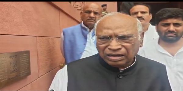 ধর্মেন্দ্র প্রধানের পদত্যাগ না হওয়া পর্যন্ত আলোচনা নয়: খাড়গে