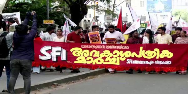 ধর্মেন্দ্রর ইস্তফার দাবিতে কেরলমে বিক্ষোভ, কেন্দ্রকে তোপ বিজয়নের