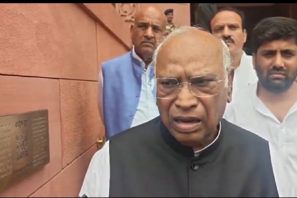 ধর্মেন্দ্র প্রধানের পদত্যাগ না হওয়া পর্যন্ত আলোচনা নয়: খাড়গে