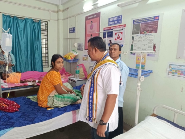 হাসপাতালে রোগীদের ফল বিতরণ