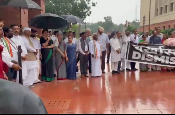 ধর্মেন্দ্র প্রধানের পদত্যাগের দাবিতে সংসদ চত্বরে বিরোধীদের বিক্ষোভ