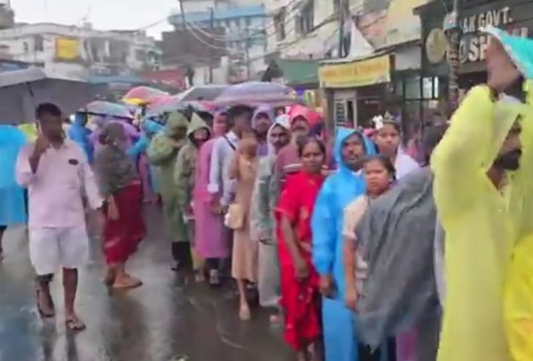 ৬-দিন পর শুরু বৈষ্ণোদেবী যাত্রা, বৃষ্টি অবশ্য এখনও থামেনি