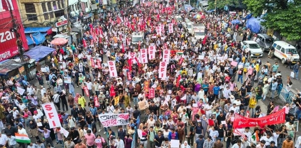 ধর্মতলায় ছাত্র বিক্ষোভ, স্বতঃপ্রণোদিত মামলা দায়ের পুলিশের