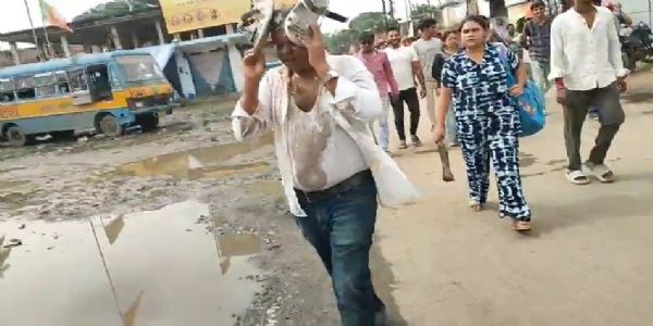 গোবরডাঙ্গা হিন্দু কলেজে শ্লীলতাহানির অভিযোগে শিক্ষক গ্রেফতার, বিক্ষুব্ধ ছাত্রছাত্রীদের বিক্ষোভে উত্তেজনা