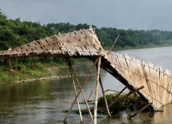 খানাকুলের ভেঙে যাওয়া বাঁশেরপুল