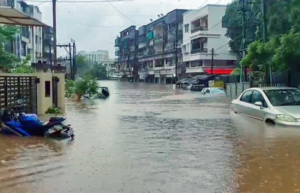 ভারী বৃষ্টিতে গুজরাটে বন্যা পরিস্থিতি