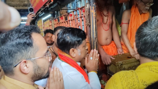 তারকনাথের মন্দিরে পুজো দিচ্ছেন সুকান্ত মজুমদার