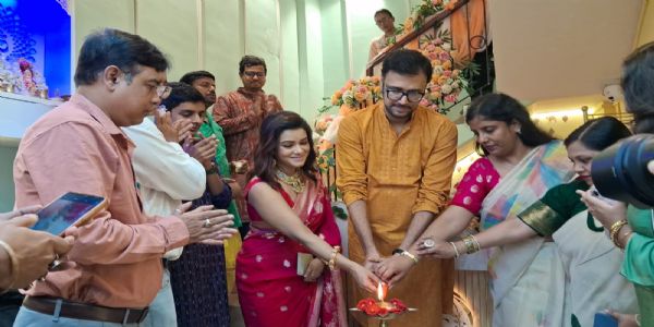 স্বদেশি বস্ত্রের সম্ভার নিয়ে দ্য অরা গ্যালারি-র নতুন বিপণির পথচলা শুরু