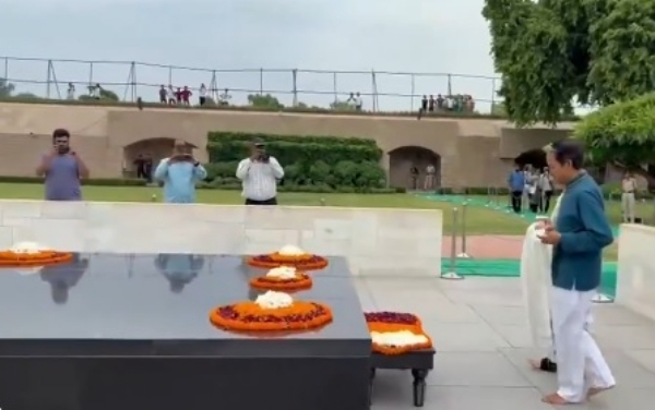 হাসপাতাল থেকে ছুটি পেয়েই বাপুকে শ্রদ্ধার্ঘ্য ওয়াংচুকের