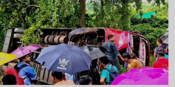 খড়্গপুরে জাতীয় সড়কে উল্টে গেল যাত্রিবাহী বাস, জখম বহু