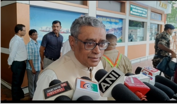 শিলিগুড়ি পৌঁছালেন অর্থমন্ত্রী স্বপন দাশগুপ্ত