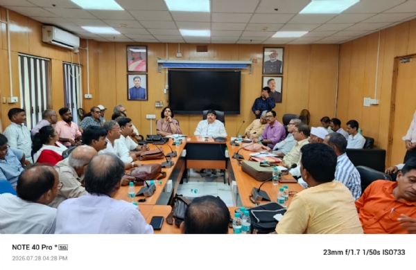 শ্রমমন্ত্রী অর্জুন সিং এর পৌরহিত্যে জরুরি বৈঠক