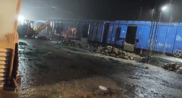 নিউ হারাঙ্গাজাও রেল স্টেশনে চলছে রেললাইন মেরামতের কাজ