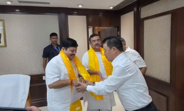 কলকাতায় মুখ্যমন্ত্রী সকাশে বিমল গুরুং ও রোশন গিরি কলকাতায় মুখ্যমন্ত্রী সকাশে বিমল গুরুং ও রোশন গিরি