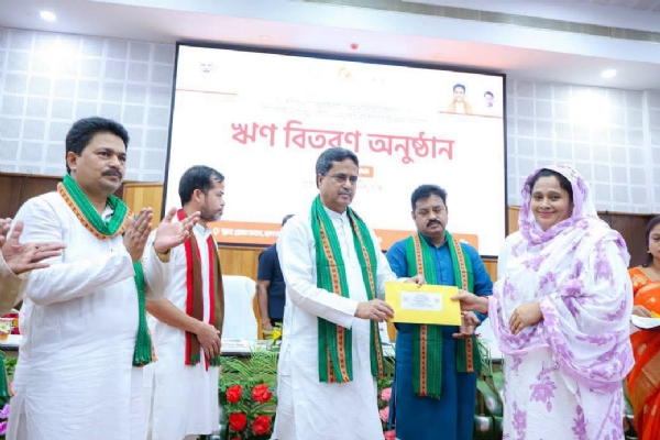 ঋণের নথি প্রদান করেন মুখ্যমন্ত্রী