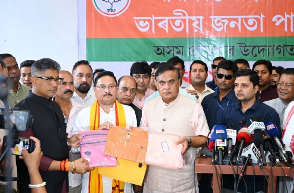মেখেলা, টি-শার্ট ইত্যাদি দেখাচ্ছেন মুখ্যমন্ত্রী
