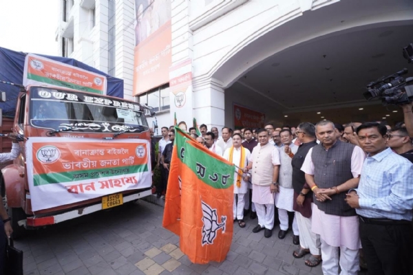 পতাকা নেড়ে ১৬ কোটি টাকার ত্রাণসামগ্রী বোঝাই ট্ৰাকের যাত্রা করাচ্ছেন মুখ্যমন্ত্রী, প্রদেশ বিজেপি-সভাপতি সহ অন্যরা