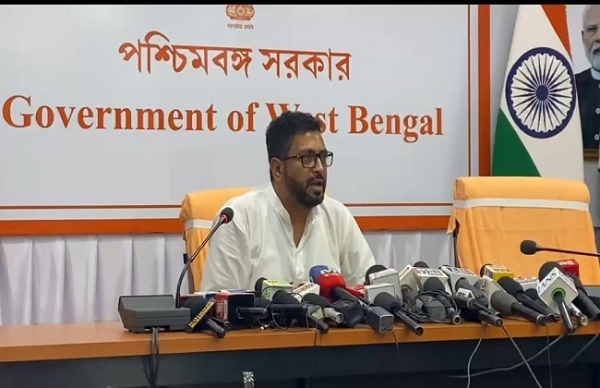 শঙ্কর ঘোষ সাংবাদিকদের বিস্তারিত জানাচ্ছেন শঙ্কর ঘোষ সাংবাদিকদের বিস্তারিত জানাচ্ছেন