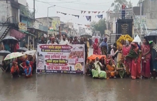 ডঙ্গাকোহরোডে রাস্তা নির্মাণের দাবিতে সড়ক অবরোধ