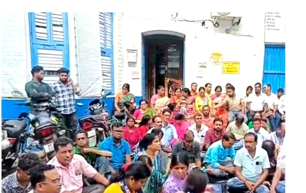 ঘাটাল পুরসভার কর্মীরা