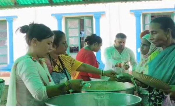 পাঁচ টাকায় সাধারণ মানুষকে মাছ-ভাত দেওয়া শুরু