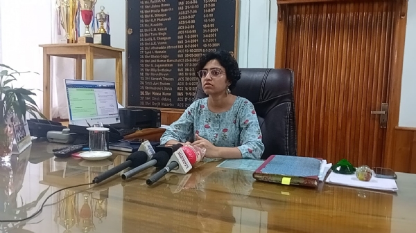 সাংবাদিক বৈঠকে কথা বলছেন ডিমা হাসাওয়ের জেলাশাসক গায়ত্রী দেবীদাস হাইলিঙ্গে