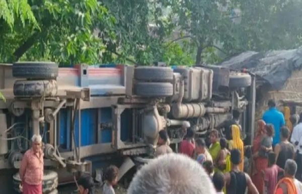বাড়ির ওপর বালিবোঝাই ট্রাক উল্টে ৮ জন আহত