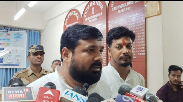 বাস চলাচলের কথা ঘোষণা করছেন বিমান ঘোষ বাস চলাচলের কথা ঘোষণা করছেন বিমান ঘোষ
